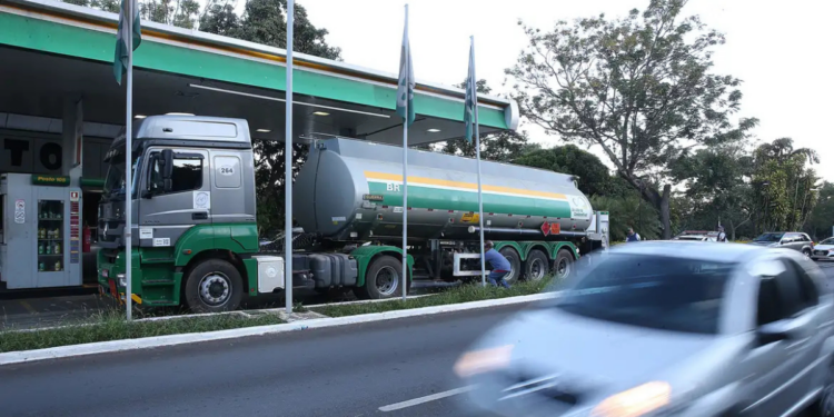 Programa do governo para baratear o diesel tem baixa adesão inicial, com apenas cinco empresas participantes e ausência de grandes distribuidoras.