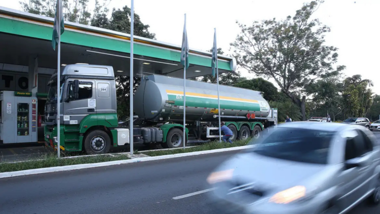 Programa do governo para baratear o diesel tem baixa adesão inicial, com apenas cinco empresas participantes e ausência de grandes distribuidoras.