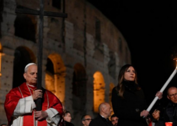Sexta-Feira Santa é marcada por rituais de fé no Vaticano, procissões na Europa e celebrações sob tensão no Líbano.