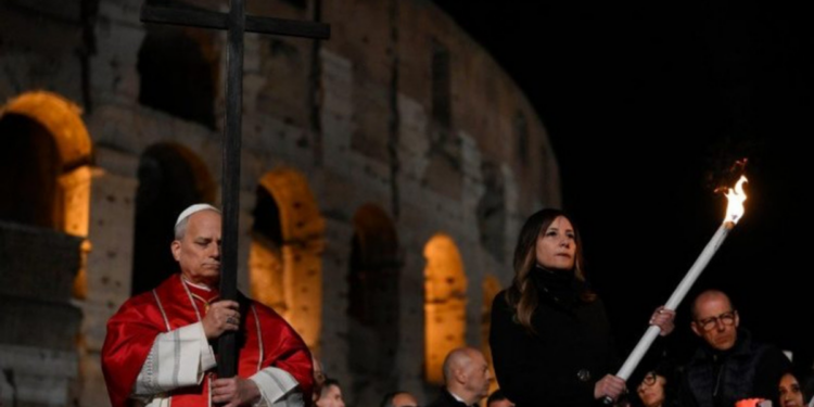 Sexta-Feira Santa é marcada por rituais de fé no Vaticano, procissões na Europa e celebrações sob tensão no Líbano.
