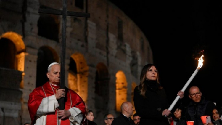 Sexta-Feira Santa é marcada por rituais de fé no Vaticano, procissões na Europa e celebrações sob tensão no Líbano.