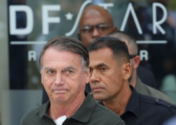 Laudo médico entregue ao STF indica que ex-presidente enfrenta dores intensas no ombro, comprometendo movimentos e sugerindo cirurgia, segundo defesa.