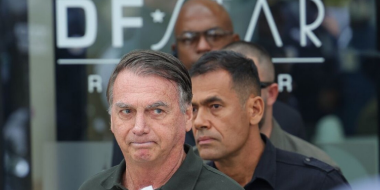 Laudo médico entregue ao STF indica que ex-presidente enfrenta dores intensas no ombro, comprometendo movimentos e sugerindo cirurgia, segundo defesa.