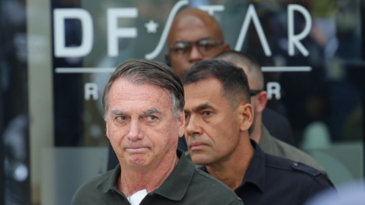 Laudo médico entregue ao STF indica que ex-presidente enfrenta dores intensas no ombro, comprometendo movimentos e sugerindo cirurgia, segundo defesa.