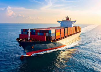 O Irã liberou a passagem de navios humanitários pelo Estreito de Ormuz, rota estratégica que concentra 20% do petróleo mundial. Medida ocorre em meio à tensão com Estados Unidos e Israel.