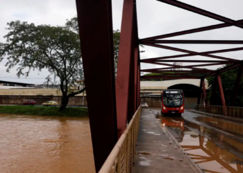 Feriado de Páscoa terá calor, chuva e trovoadas em várias regiões do Brasil, com risco de alagamentos no Norte e Nordeste e queda de temperatura no Sul e Sudeste.