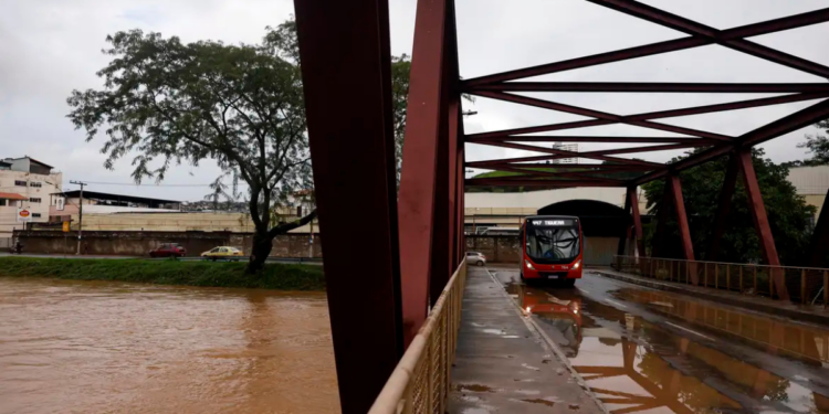 Feriado de Páscoa terá calor, chuva e trovoadas em várias regiões do Brasil, com risco de alagamentos no Norte e Nordeste e queda de temperatura no Sul e Sudeste.
