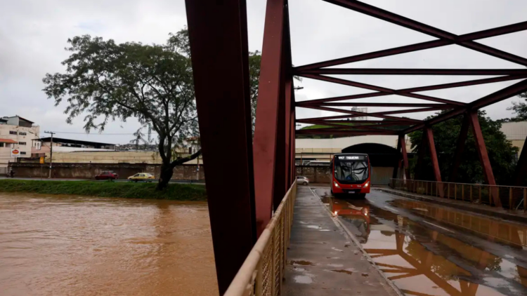 Feriado de Páscoa terá calor, chuva e trovoadas em várias regiões do Brasil, com risco de alagamentos no Norte e Nordeste e queda de temperatura no Sul e Sudeste.