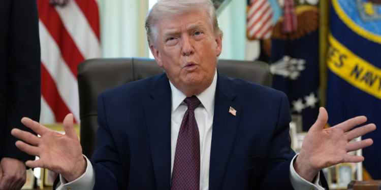 Líderes europeus pedem cautela a Donald Trump sobre a OTAN após declarações controversas. Tensão levanta dúvidas sobre a estabilidade da aliança militar.
