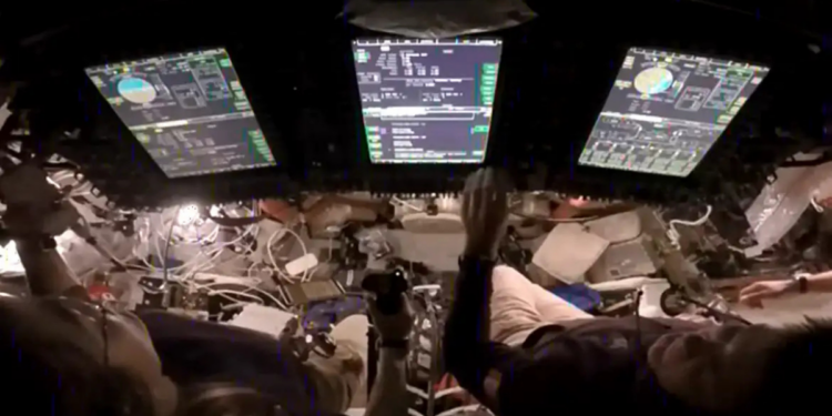 A missão Artemis II avança em direção à Lua; astronautas realizam testes de pilotagem e preparam sobrevoo que permitirá fotografar crateras e registrar eclipse solar do espaço