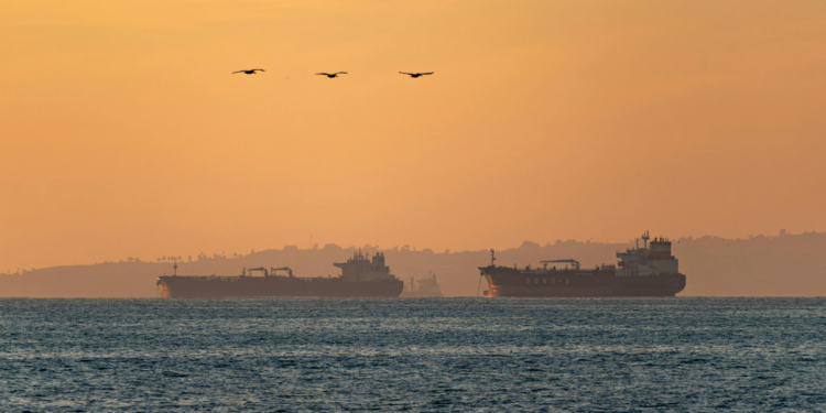 O petróleo Brent ultrapassou 110 dólares por barril devido às tensões no Oriente Médio e ao bloqueio parcial do estreito de Ormuz, afetando o mercado energético global e os preços da gasolina