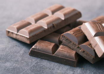 Especialistas orientam sobre como se recuperar após consumo elevado de chocolate, recomendando hidratação, chás digestivos e alimentação leve nos dias seguintes.
