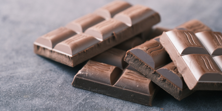 Especialistas orientam sobre como se recuperar após consumo elevado de chocolate, recomendando hidratação, chás digestivos e alimentação leve nos dias seguintes.