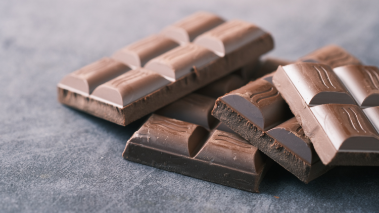 Especialistas orientam sobre como se recuperar após consumo elevado de chocolate, recomendando hidratação, chás digestivos e alimentação leve nos dias seguintes.