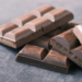 Especialistas orientam sobre como se recuperar após consumo elevado de chocolate, recomendando hidratação, chás digestivos e alimentação leve nos dias seguintes.