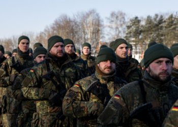 A Alemanha passa a exigir que homens solicitem autorização do exército antes de viajar por mais de três meses. Medida permanente afeta intercâmbios e estadias longas no exterior.
