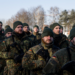 A Alemanha passa a exigir que homens solicitem autorização do exército antes de viajar por mais de três meses. Medida permanente afeta intercâmbios e estadias longas no exterior.