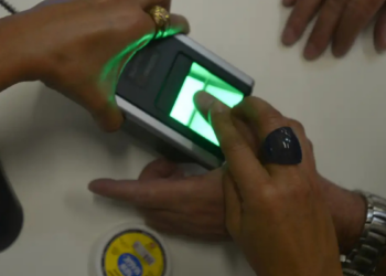 Quem precisa da Carteira de Identidade Nacional para acessar ou renovar benefícios sociais tem até janeiro de 2027 para cadastrar biometria. Sistema integra impressões digitais e reconhecimento facial.