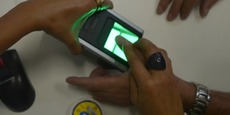 Quem precisa da Carteira de Identidade Nacional para acessar ou renovar benefícios sociais tem até janeiro de 2027 para cadastrar biometria. Sistema integra impressões digitais e reconhecimento facial.
