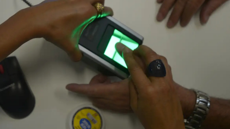 Quem precisa da Carteira de Identidade Nacional para acessar ou renovar benefícios sociais tem até janeiro de 2027 para cadastrar biometria. Sistema integra impressões digitais e reconhecimento facial.