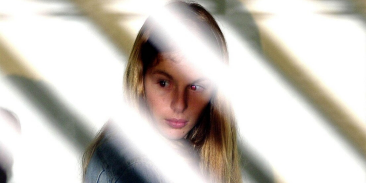 Suzane von Richthofen comenta sua vida atual e acredita ter sido perdoada por Deus em documentário da Netflix. Ela fala sobre maternidade, relação familiar e lembranças do crime que resultou na morte dos pais.
