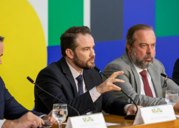  O governo aumentará o IPI sobre cigarros de 2,25% para 3,5%, elevando o preço mínimo da carteira para R$ 7,50, para compensar desonerações fiscais sobre biodiesel e querosene de aviação. Medida busca equilibrar contas e reduzir impactos da alta dos combustíveis.