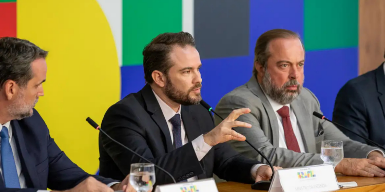 O governo aumentará o IPI sobre cigarros de 2,25% para 3,5%, elevando o preço mínimo da carteira para R$ 7,50, para compensar desonerações fiscais sobre biodiesel e querosene de aviação. Medida busca equilibrar contas e reduzir impactos da alta dos combustíveis.