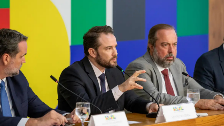 O governo aumentará o IPI sobre cigarros de 2,25% para 3,5%, elevando o preço mínimo da carteira para R$ 7,50, para compensar desonerações fiscais sobre biodiesel e querosene de aviação. Medida busca equilibrar contas e reduzir impactos da alta dos combustíveis.