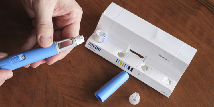 A Anvisa reforça fiscalização de medicamentos para emagrecimento após aumento do uso irregular de semaglutida e tirzepatida, incluindo interdições e apreensões de produtos.