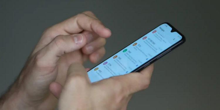 Nos três primeiros meses de 2026, o Disque 100 recebeu quase 37 mil denúncias pelo WhatsApp, quase metade do total registrado em todo o ano de 2025, segundo o MDHC.