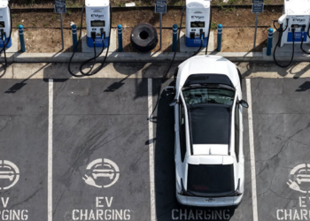 A Etiópia planeja 500 mil veículos elétricos e 2.300 pontos de recarga até 2032, impulsionando a mobilidade elétrica e evitando emissões de CO2 em meio à crise energética causada pelo conflito no Oriente Médio.