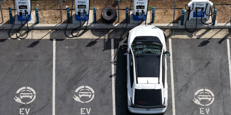 A Etiópia planeja 500 mil veículos elétricos e 2.300 pontos de recarga até 2032, impulsionando a mobilidade elétrica e evitando emissões de CO2 em meio à crise energética causada pelo conflito no Oriente Médio.