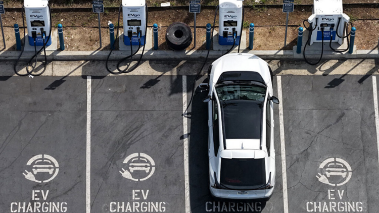 A Etiópia planeja 500 mil veículos elétricos e 2.300 pontos de recarga até 2032, impulsionando a mobilidade elétrica e evitando emissões de CO2 em meio à crise energética causada pelo conflito no Oriente Médio.