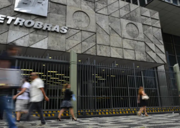 Petrobras anuncia mudança na diretoria após leilão de gás com ágio acima de 100% gerar críticas e investigação da ANP.