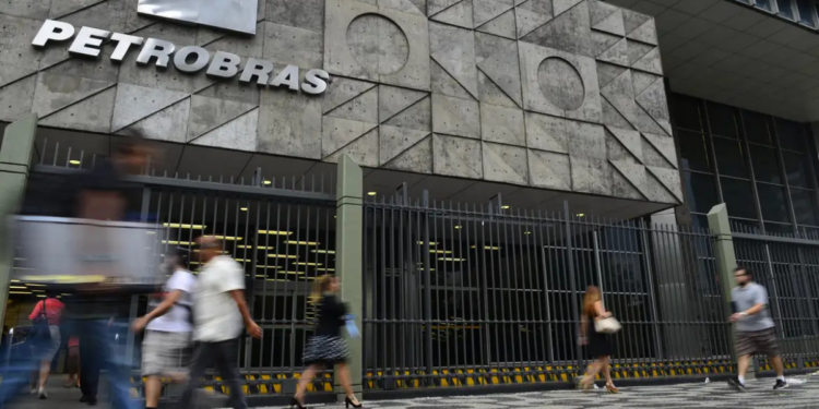 Petrobras anuncia mudança na diretoria após leilão de gás com ágio acima de 100% gerar críticas e investigação da ANP.