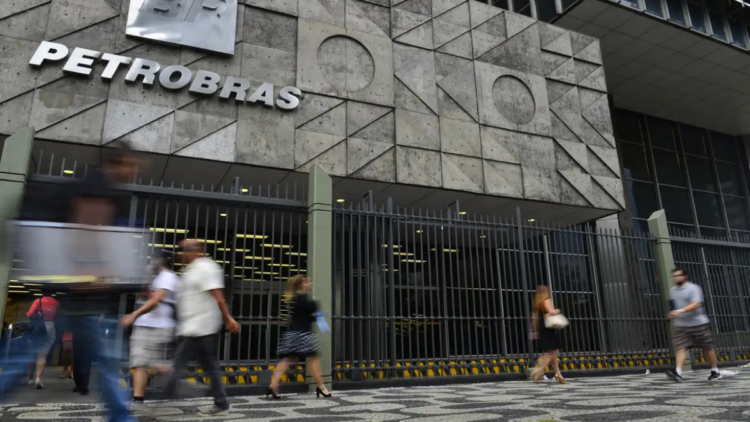 Petrobras anuncia mudança na diretoria após leilão de gás com ágio acima de 100% gerar críticas e investigação da ANP.