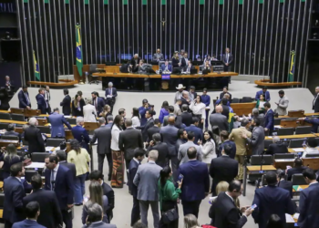 A Câmara dos Deputados aprovou a MP 1.323/2025, que estabelece regras mais rigorosas para o seguro-defeso, incluindo prazos, exigências de cadastro e medidas contra fraudes; texto segue para o Senado.