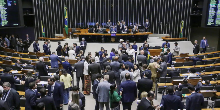 A Câmara dos Deputados aprovou a MP 1.323/2025, que estabelece regras mais rigorosas para o seguro-defeso, incluindo prazos, exigências de cadastro e medidas contra fraudes; texto segue para o Senado.