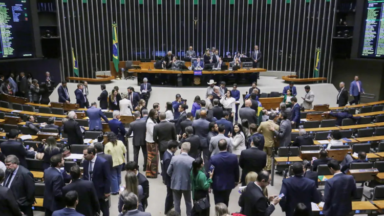 A Câmara dos Deputados aprovou a MP 1.323/2025, que estabelece regras mais rigorosas para o seguro-defeso, incluindo prazos, exigências de cadastro e medidas contra fraudes; texto segue para o Senado.