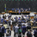A Câmara dos Deputados aprovou a MP 1.323/2025, que estabelece regras mais rigorosas para o seguro-defeso, incluindo prazos, exigências de cadastro e medidas contra fraudes; texto segue para o Senado.
