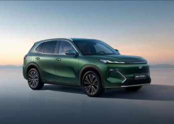 Montadoras chinesas iniciam produção de SUVs híbridos flex em Goiana e São José dos Pinhais, com motores Fiat adaptados e autonomia elétrica superior a 100 km.