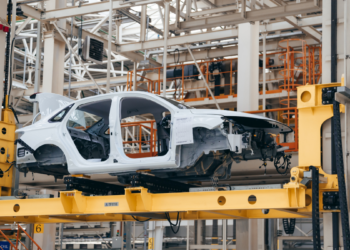 Indústria automobilística do Brasil bate recorde em março de 2026 com 264 mil veículos produzidos; emplacamentos internos atingem o melhor março desde 2013, segundo Anfavea.