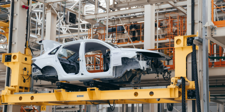 Indústria automobilística do Brasil bate recorde em março de 2026 com 264 mil veículos produzidos; emplacamentos internos atingem o melhor março desde 2013, segundo Anfavea.