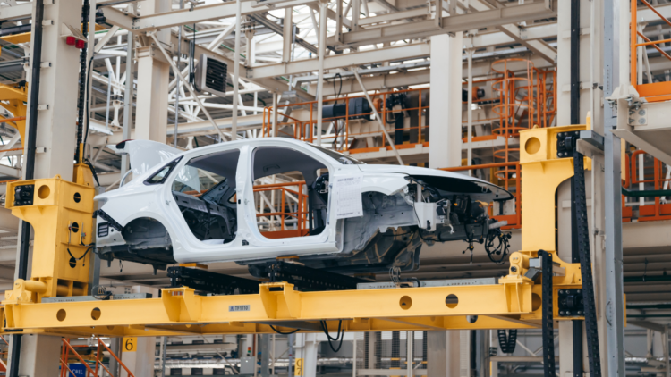 Indústria automobilística do Brasil bate recorde em março de 2026 com 264 mil veículos produzidos; emplacamentos internos atingem o melhor março desde 2013, segundo Anfavea.