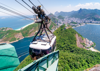  Turismo brasileiro cria 68 mil empregos formais em 12 meses, com destaque para alimentação e transporte; aviação doméstica ultrapassa 17 milhões de passageiros no início de 2026.