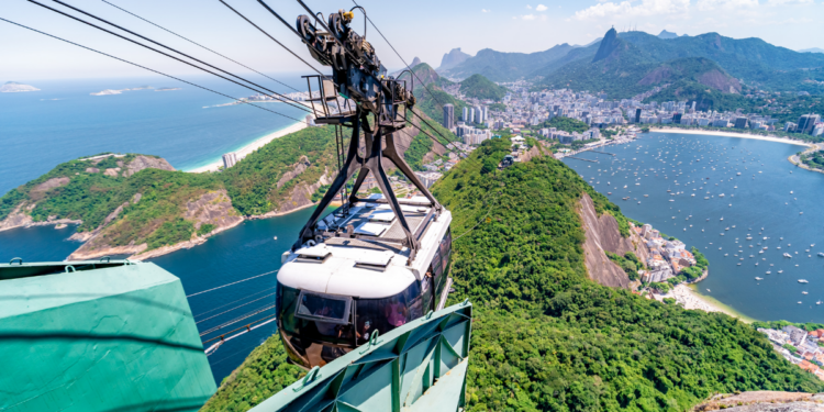 Turismo brasileiro cria 68 mil empregos formais em 12 meses, com destaque para alimentação e transporte; aviação doméstica ultrapassa 17 milhões de passageiros no início de 2026.