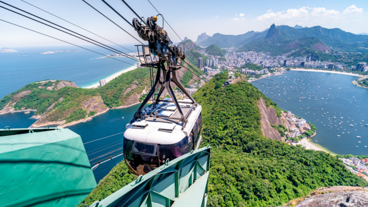 Turismo brasileiro cria 68 mil empregos formais em 12 meses, com destaque para alimentação e transporte; aviação doméstica ultrapassa 17 milhões de passageiros no início de 2026.