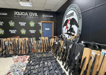 Polícia Civil do RJ apreende 160 armas e 8 mil munições em São Gonçalo durante operação contra comércio ilegal de armamentos.