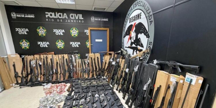 Polícia Civil do RJ apreende 160 armas e 8 mil munições em São Gonçalo durante operação contra comércio ilegal de armamentos.