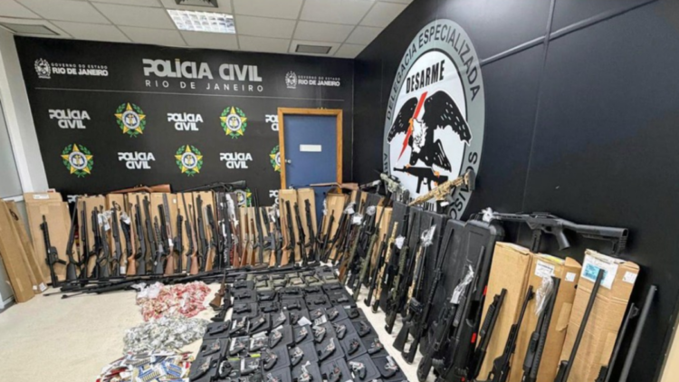 Polícia Civil do RJ apreende 160 armas e 8 mil munições em São Gonçalo durante operação contra comércio ilegal de armamentos.